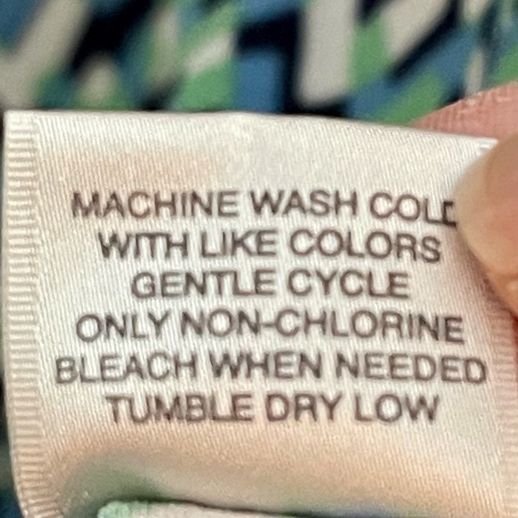 Womens Geometric Print top size m. short sleeves (C-24) - Picture 4 of 6